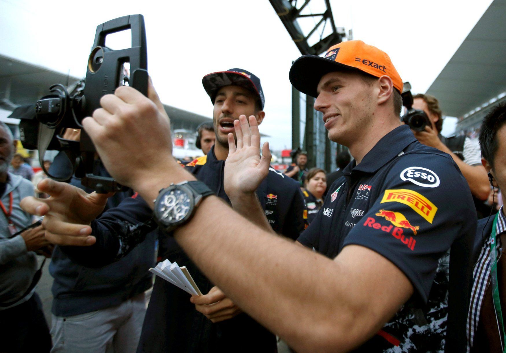 F1, VC Japonska: fanoušci - Daniel Ricciardo a Max Verstappen