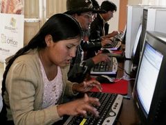 Dívka píše email prezidentu Moralesovi v rodné kečuánštině. Do nejchudší země Jižní Ameriky pronikají nové technologie. Před pár dny byla oficiálně uvedena kečuánská verze Windows.