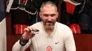 Alexandr Ovečkin pózuje s pukem, kterým dal rekordní 894. gól v NHL