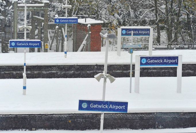 Prázdné nástupiště. Obvykle se tudy - od vlaku - valí davy lidí, aby chytili let z letiště Gatwick. Gatwick ovšem musel kvůli nepřízni počasí zrušit všechny lety.