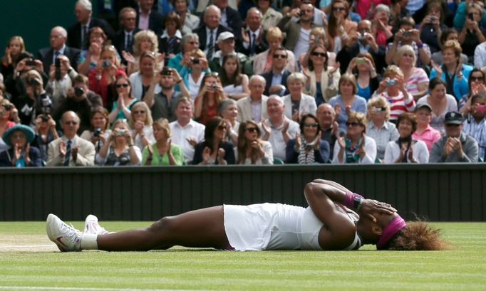 Americká tenistka Serena Williamsová slaví vítězství ve finále Wimbledonu 2012 nad Polkou Agnieszkou Radwaňskou.