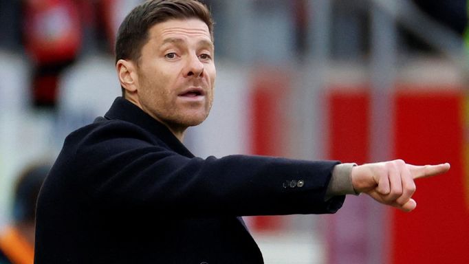 FILE PHOTO: Soccer Football - Bundesliga - 1. FC Heidenheim v Bayer Leverkusen - Voith-Arena, Heidenheim, Germany - February 17, 2024 Bayer Leverkusen coach Xabi Alonso r