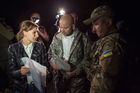 Zástupkyně proruských rebelů (vlevo) a zástupci ukrajinských vládních sil (uprostřed a vpravo) se domlouvají před výměnou válečných zajatců.