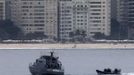 A Brazilian Navy ship and boat takes part in an exercise to prepare their operational readiness to combat terrorist attacks and riots ahead of the FIFA Confederations Cup and World Youth Day, on the Amazonas ship in Rio de Janeiro May 29, 2013. REUTERS/Sergio Moraes (BRAZIL - Tags: SPORT SOCCER MILITARY MARITIME) Published: Kvě. 29, 2013, 4:53 odp.