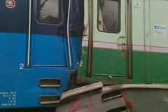 Signalista a výpravčí si neporozuměli, při srážce vlaků se zranilo 16 lidí. Policie oba obvinila