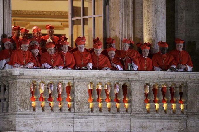 Kardinálové po konkláve. Z balkonu naslouchají prvním slovům toho, kterého zvolili.
