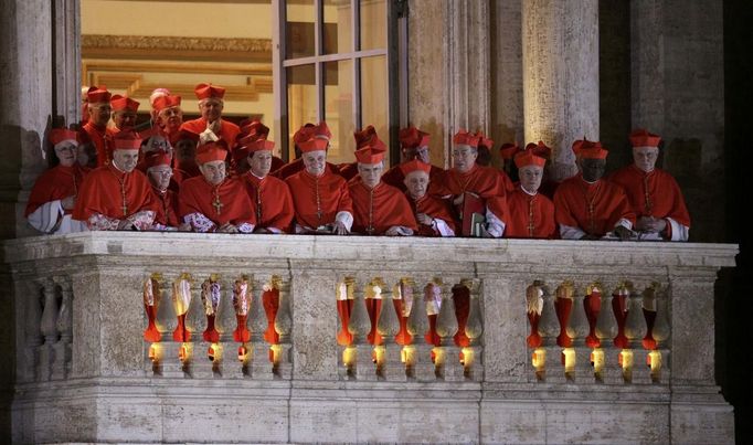 Kardinálové po konkláve. Z balkonu naslouchají prvním slovům toho, kterého zvolili.