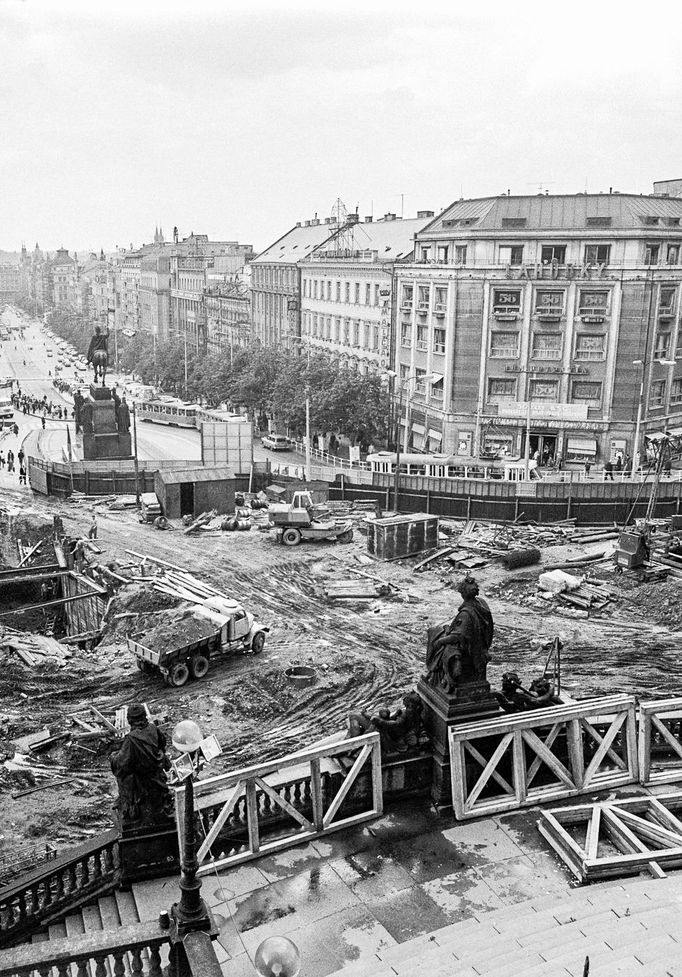 Historická fotografie zachycující provoz tramvajové linky na Václavském náměstí, která zde byla v provozu mezi lety 1884-1980.