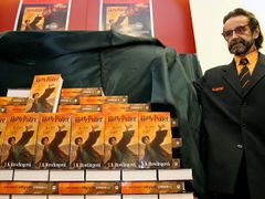 To jsou ony! Čerstvé výtisky posledního dílu Harry Potter s českým překladem od Pavla Medka. Minutu po půlnoci 31. ledna 2008 v prodeji.
