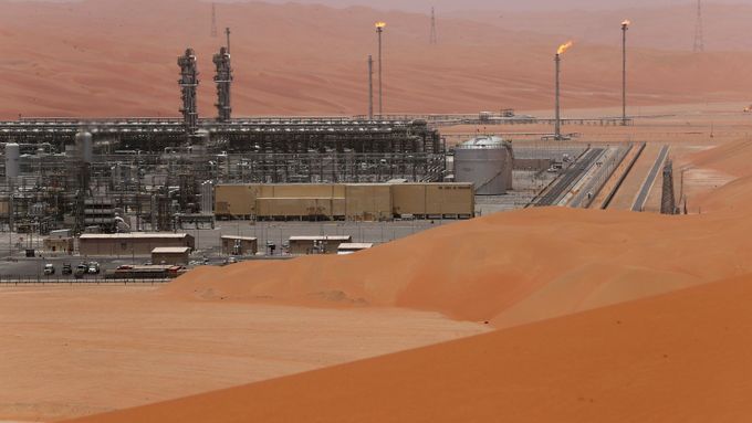 Ilustrační foto saúdskoarabské ropné plošiny.