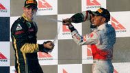 Druhé místo vybojoval Brit Lewis Hamilton a třetí skončil Rus Vitalij Petrov.