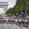 Peloton projíždí Champs Elysees during na Tour de France 2014