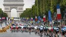 Peloton projíždí Champs Elysees during na Tour de France 2014