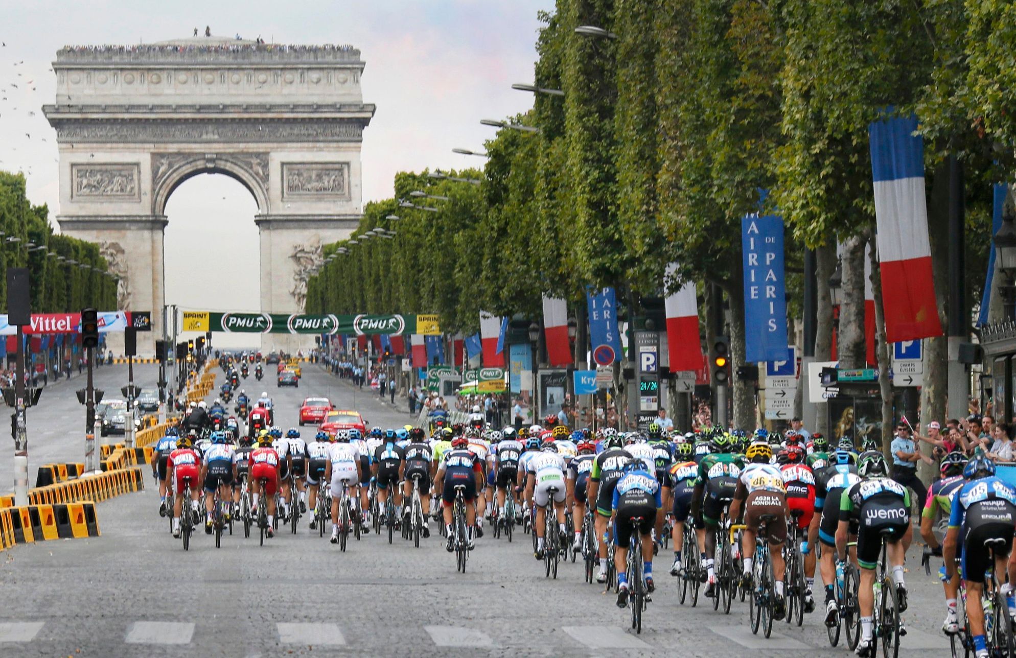 Peloton projíždí Champs Elysees during na Tour de France 2014