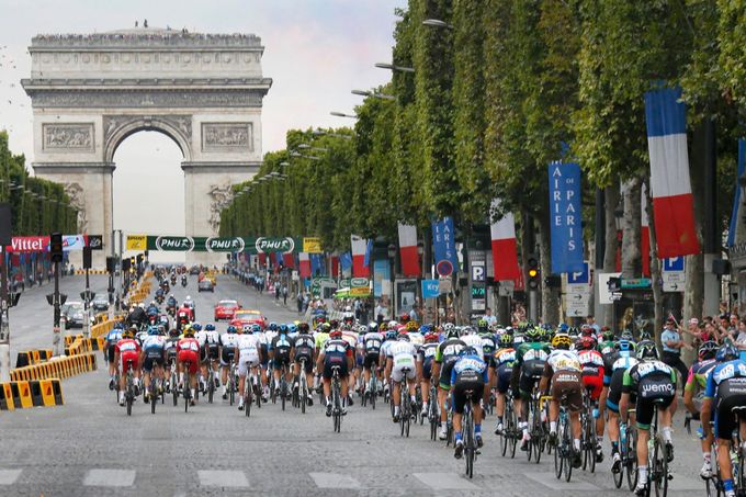 Peloton projíždí Champs Elysees during na Tour de France 2014