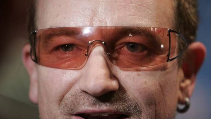 Bono z U2 tentokrát v roli předavače cen rozsvítil atmosféru při předávání "Echo Music Awards" v Berlíně.