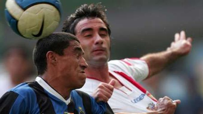 Ivan Ramiro Cordoba z Interu Milán (vlevo) v hlavičkovém souboji s hráčem Catanie Giuseppe Coluccim.