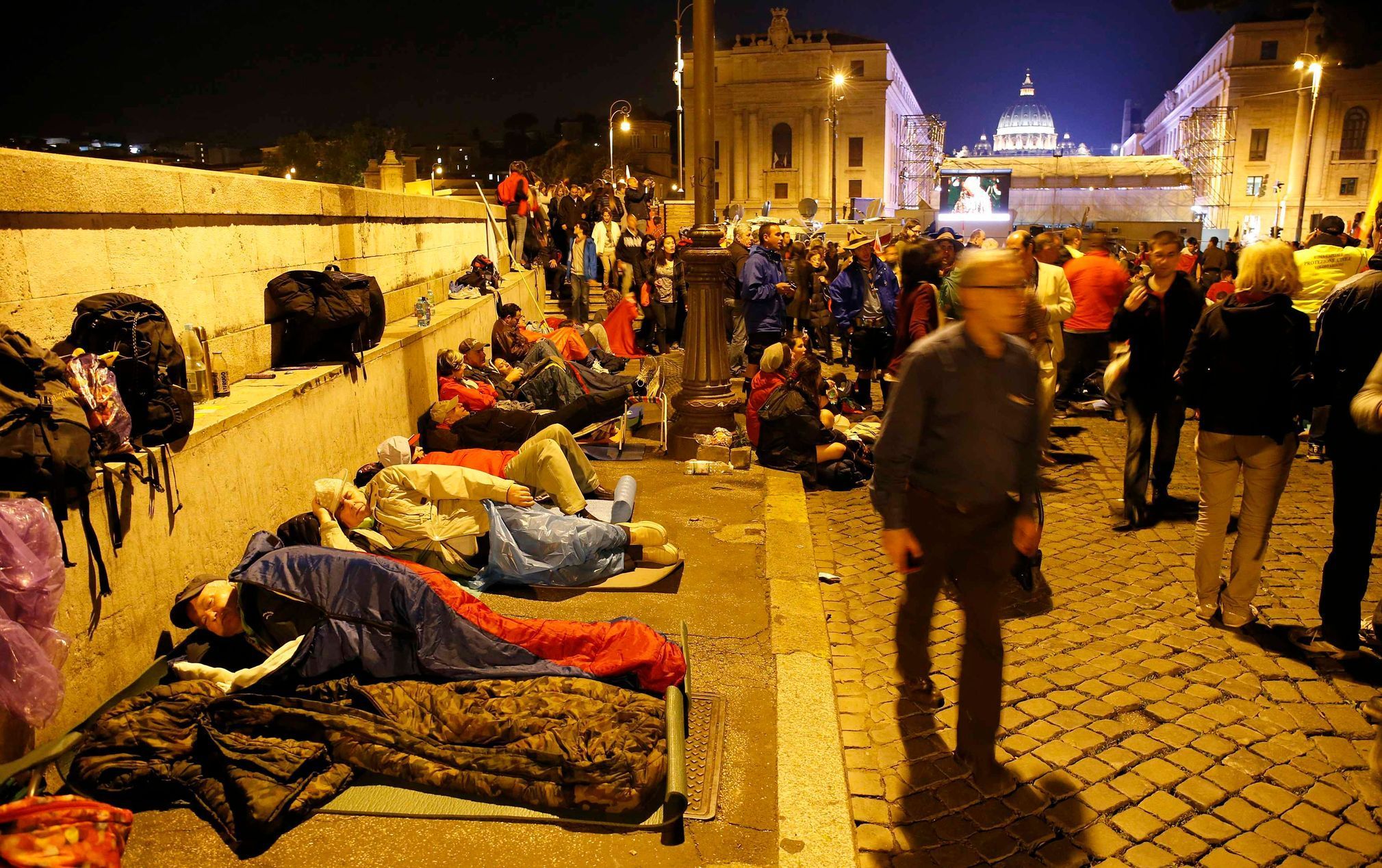 Věřící nocují v ulicích. Čekají na svatořečení papežů.