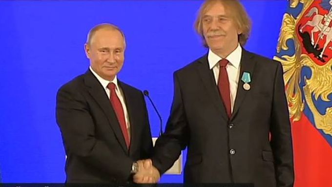 Jaromír Nohavica s Vladimirem Putinem.