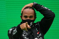 Váhání je u konce, mistr světa Hamilton prodloužil smlouvu s Mercedesem