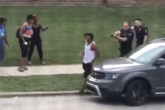 Ve Wisconsinu pokračují nepokoje. Spustil je zásah policistů, kteří zranili černocha
