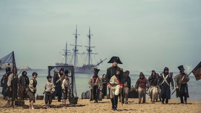 Recenze: Napoleon jako záhada. Ridley Scott zasypal diváky rozmařilými kusy dějin