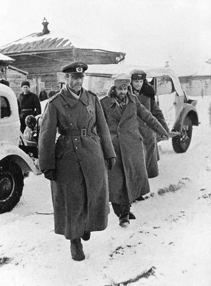 Le général allemand Friedrich Von Paulus (G) se rend aux troupes soviétiques, le 31 janvier 1943 près de Stalingrad. Un des principaux généraux de la Wehrmacht auquel Hitler avait confié la direction de l'opération Barbarossa contre l'URSS (l'opération Barbarossa, ou "Barberousse", est le nom donné à l'attaque de l'URSS lancée par Hitler le 22 juin 1941), le général Von Paulus devra capituler face aux troupes soviétiques, le 02 février 1943 devant Stalingrad. AFP PHOTO