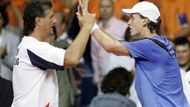 Tomáš Berdych (vpravo) příjmá gratulaci k vítězství nad Robinem Haasem od kapitána Jaroslava Navrátila v baráži o postup do Světové skupiny Davisova poháru vnizozemském Leidenu.