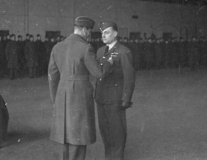 Duxford, 16. 1. 1941. Britský panovník Jiří VI. právě mjr. Hesse dekoruje Záslužným leteckým křížem.