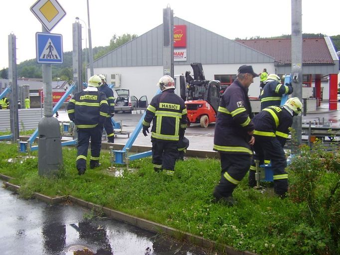 Hasiči stavějí v Radotíně protipovodňové zábrany.