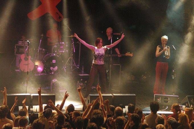 Koncert britské skupiny Chumbawamba v Roxy, květen 2004.