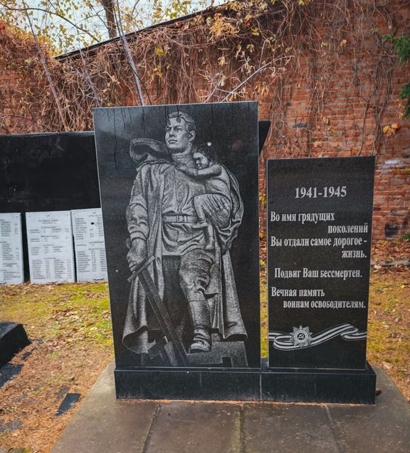 Tento pomník v Lymanu na východě Ukrajiny stále obsahuje komunistické symboly, ruštinu a válka podle něj začala až v roce 1941.