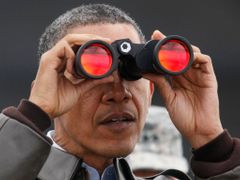 Barack Obama na tomto snímku nevyhlíží soupeře. Díval se při nedávné návštěvě Korejského poloostrova na pohraniční oblasti Severní Koreje.