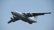 Vodní bombardér Il-76 shazuje vodu na zprahlé cvičiště v podmoskevském Alabinu.