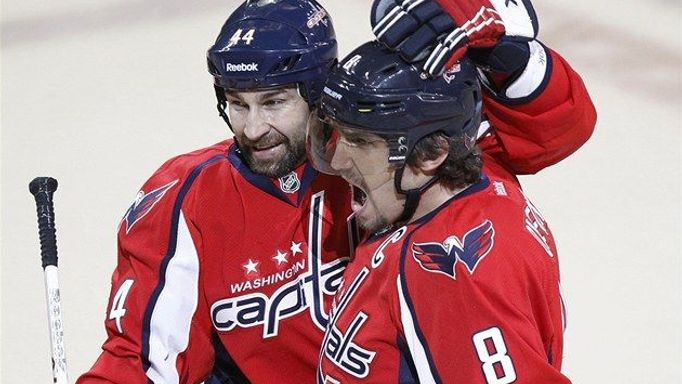 Český hokejista Roman Hamrlík (vlevo) a Rus Alexandr Ovečkin z Washingtonu Capitals se radují z gólu v utkání NHL 2011/12.