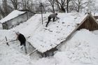 Po silné bouři zmizely rumunské vesnice pod sněhem