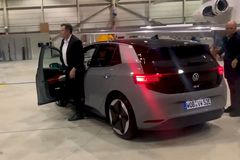 Velké elektromobilové přátelství? Elon Musk a Herbert Diess spolu jeli ve VW ID.3