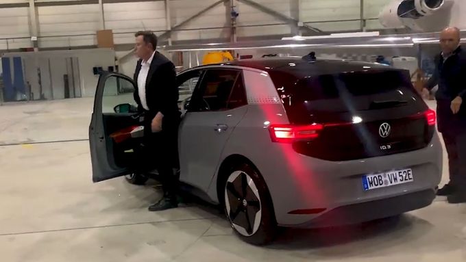 Elon Musk a šéf VW Herbert Diess se spolu projeli v elektromobilu Volkswagen ID.3.