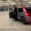 Elon Musk a šéf VW Herbert Diess se projeli spolu v elektromobilu Volkswagen ID.3