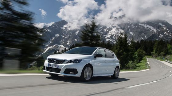 Peugeot 308 se chlubí jedním z nejdelších deklarovaných dojezdů vůbec. Na jedno natankování by měl ujet až 1433 km.