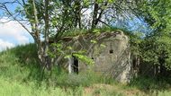 Velké Heraltice na Opavsku. Typový objekt stálého lehkého opevnění (B1-90) se nachází mimo zastavěnou část obce, v blízkosti Heraltického potoka a motokrosové tratě asi 1200 metrů jižně od Velkých Heraltic. Jde o železobetonovou stavbu z roku 1938. Minimální kupní cena: 22 450 korun.