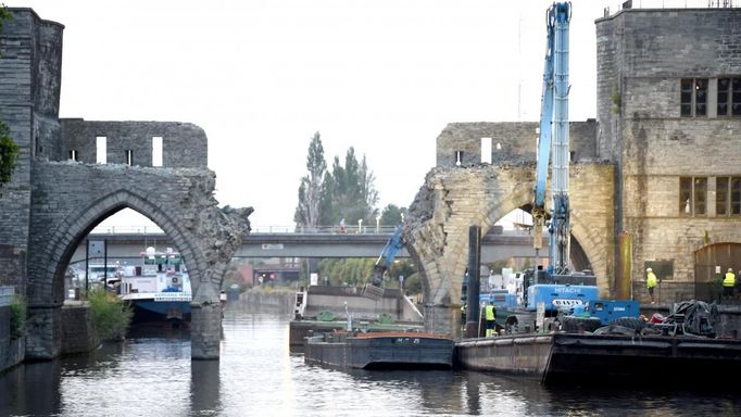 Destrukce gotického mostu v Tournai