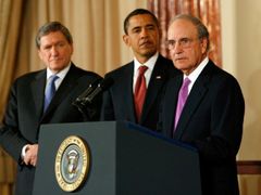Barack Obama a Richard Holbrooke poslouchají projev George J. Mitchella.