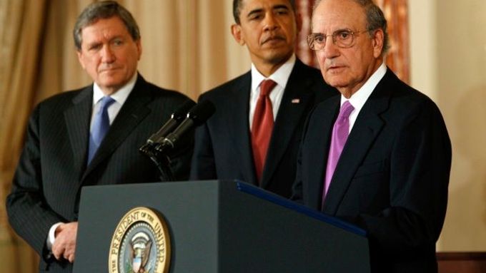 Barack Obama a Richard Holbrooke poslouchají projev George J. Mitchella.