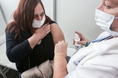 Plán očkování Česka nabírá zpoždění. V únoru se navíc může situace ještě zhoršit