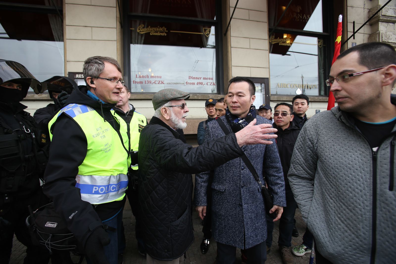 Pro a proti čínští demonstranti u Národního divadla