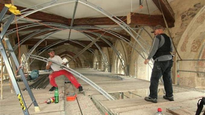 Rekonstrukce jihlavského kostela Povýšení sv. kříže - obnovování klenby v presbytáři.