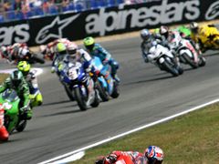 Casey Stoner (#27, Ducati) zvítězil v Grand Prix Brna prakticky stylem "start-cíl" neboť již po startu neustále unikal svým soupeřům.