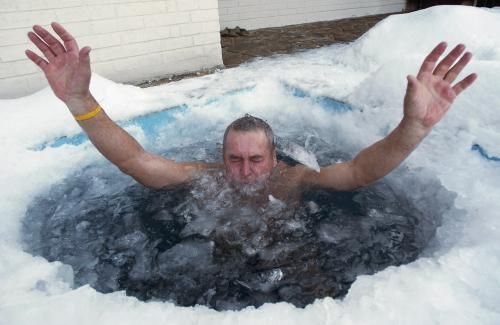 Otužilec v ledovém bazénu2
