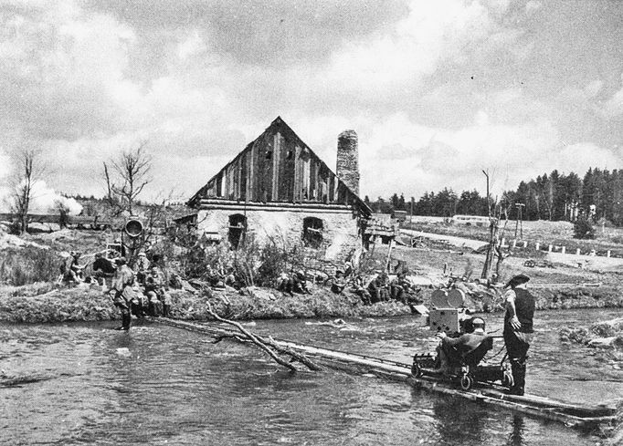 Fotografie z natáčení propagandistického filmu Krále Šumavy (1958-1959), který v roce 1959 uvedl do kin režisér Karel Kachyňa.